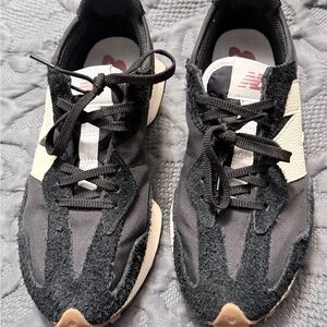 New Balance 327 women’s size 8 Black and Cream Athletic Shoes